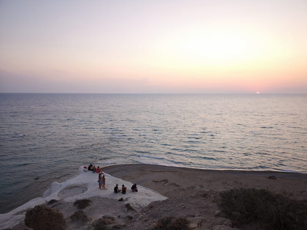 Turisti ammirano il tramonto ad Eraclea Minoa