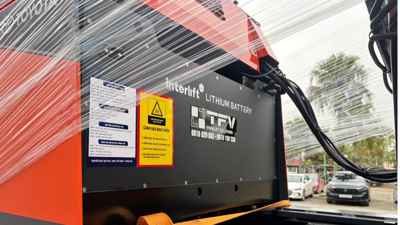 TFV Industries giao pin Lithium xe nâng tận nơi cho khách hàng doanh nghiệp