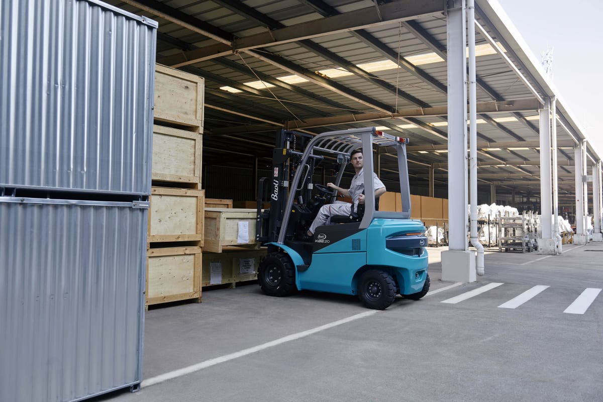 Xe nâng điện Baoli KBE25 vận hành trong kho bãi