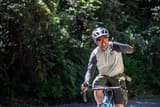 ciclista disfrutando de una salida en bicicleta de gravel