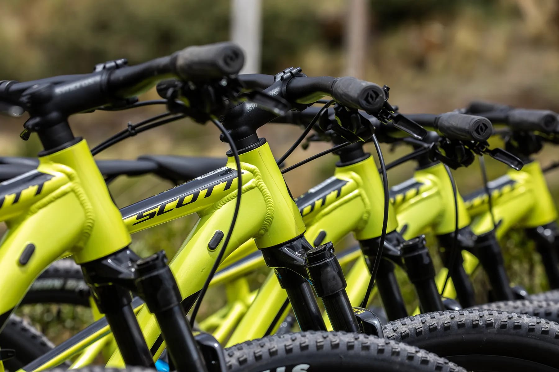 High-quality Scott Cross country rental bikes are parked and ready for a guided cycling excursion in Cusco
