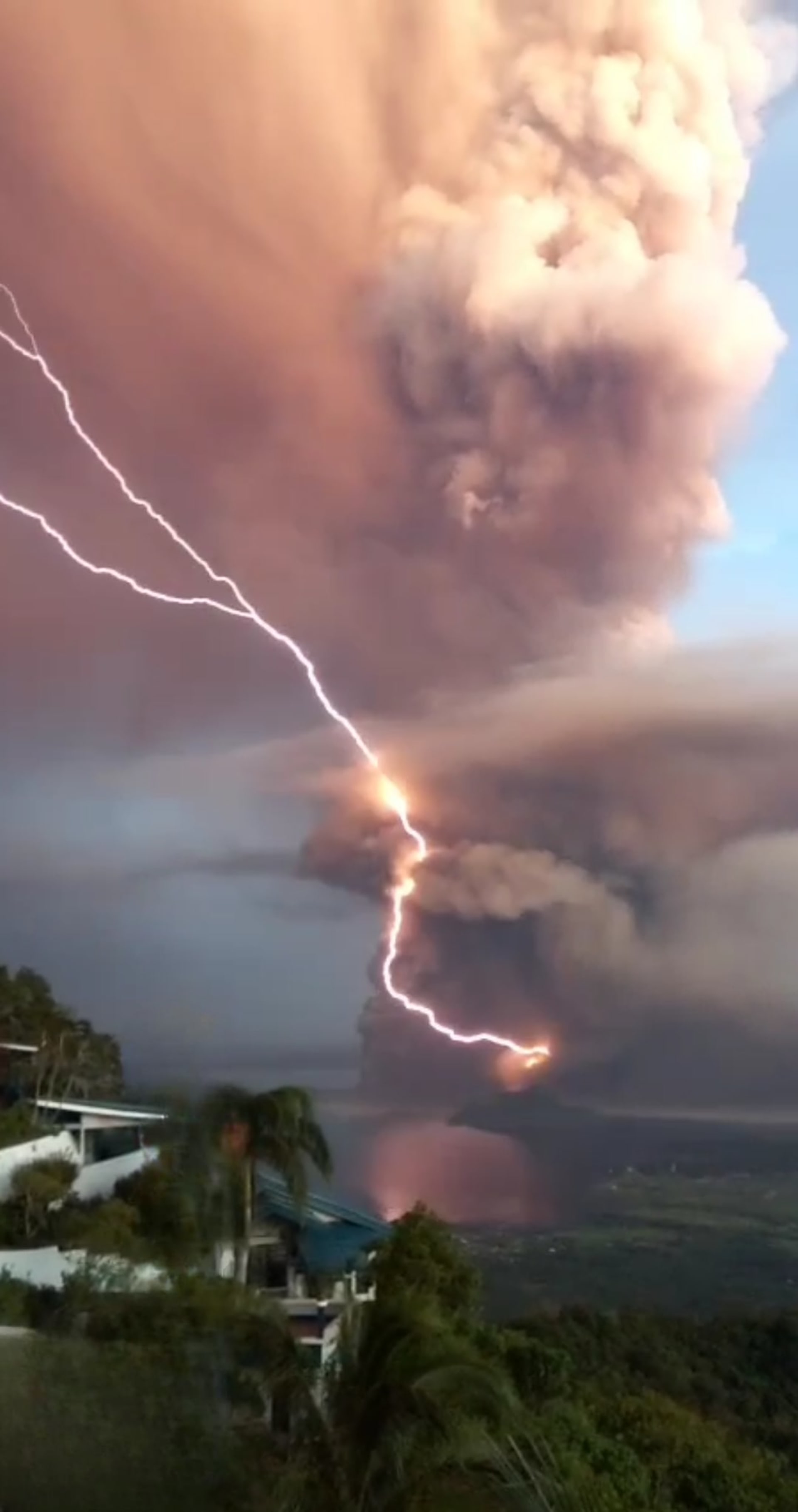 Taal volcanic lightning