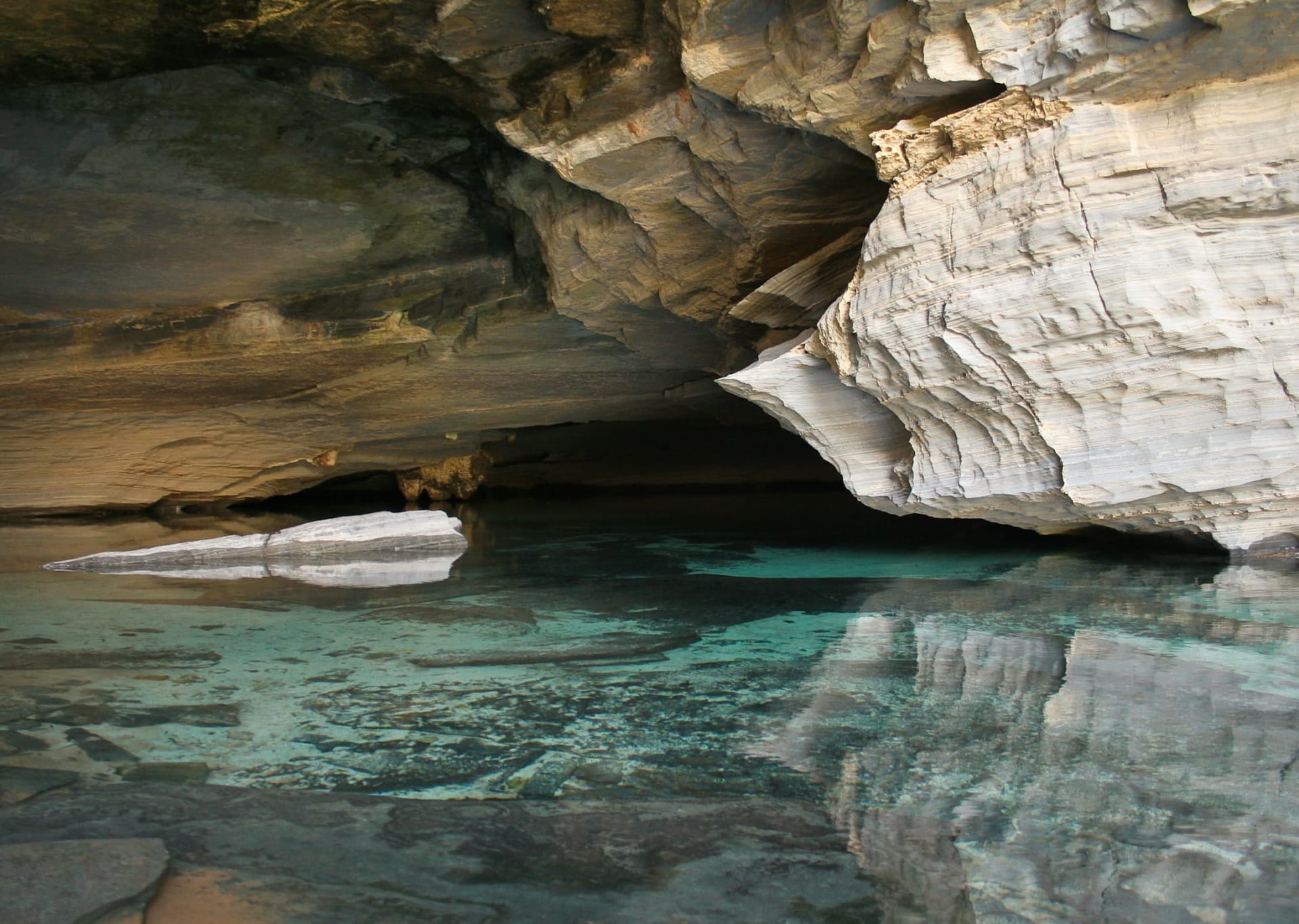 Chapada Diamantina cave sunbeam