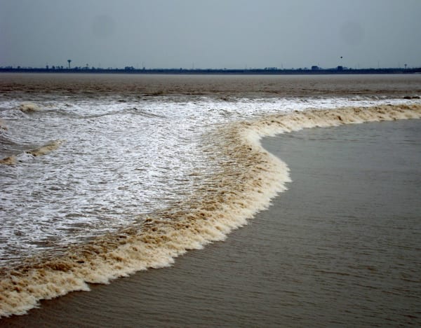 Qiantang River Tidal Bore (Haining)