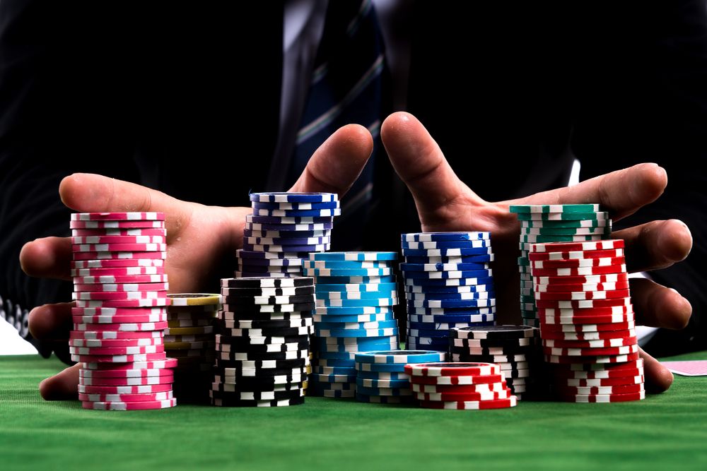 How much should you tip the dealer in poker?