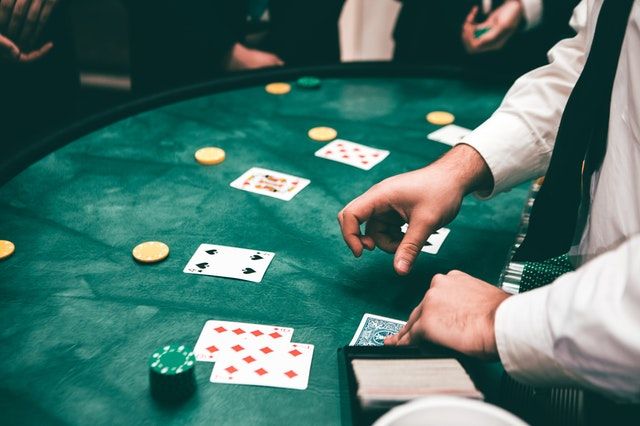 How does an insurance bet work in blackjack?