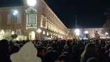 Migliaia di persone cantano Bella Ciao a Torino (Sardine)