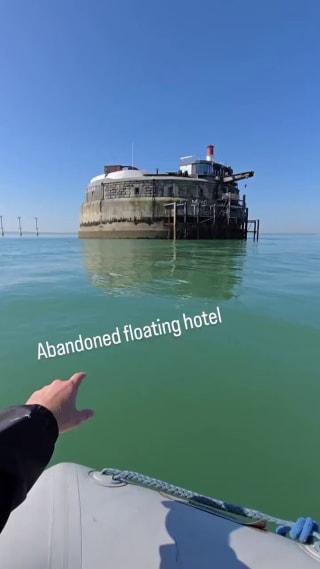 A $7 million floating hotel, originally a XIX century sea fort called Spitbank Fort off the coast of Portsmouth, UK, was converted into a luxury hotel but later closed and sold to a private owner.   [📹 Exploring with Josh]