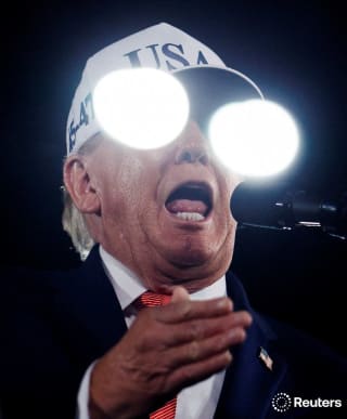 Lights are reflected off a bulletproof screen as President Trump speaks during a campaign rally in Greenville, North Carolina. More photos of the week:  📷 Evan Vucci