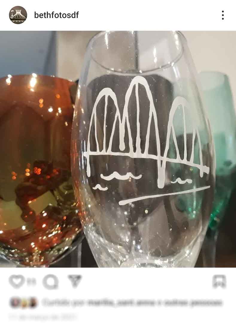 Foto de taça de vidro com desenho gravado, feita antes de aplicar as técnicas do curso
