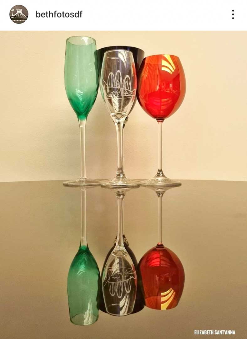 Foto de três taças coloridas com reflexo, feita depois de aplicar as técnicas do curso