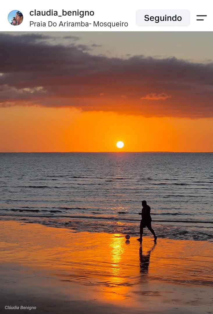 Silhueta de homem jogando bola na praia ao pôr do sol, foto feita com celular por aluna do curso