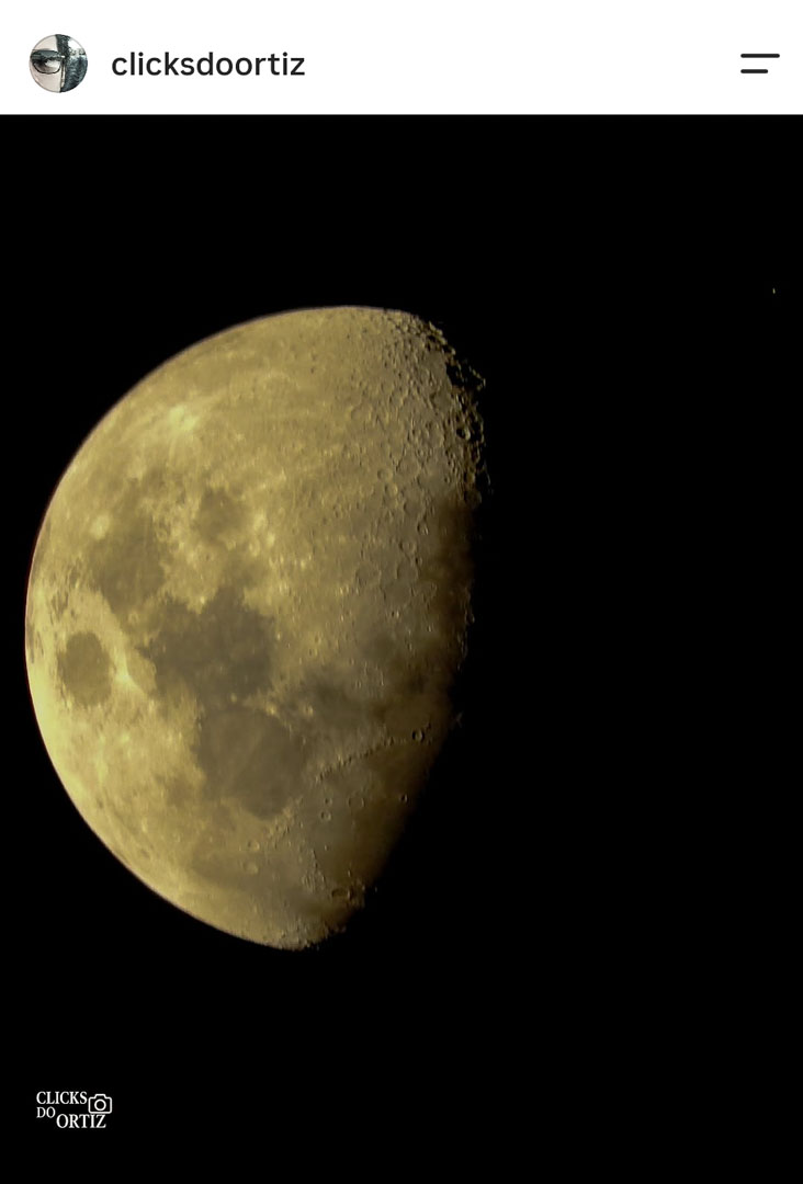 Foto da lua em quarto crescente, feita com celular por aluno do curso