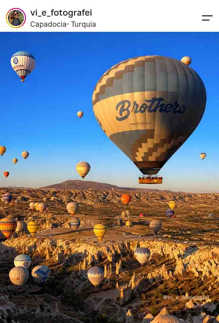 Balões de ar quente sobrevoando a Capadócia, na Turquia, foto de viagem feita com celular por aluno do curso