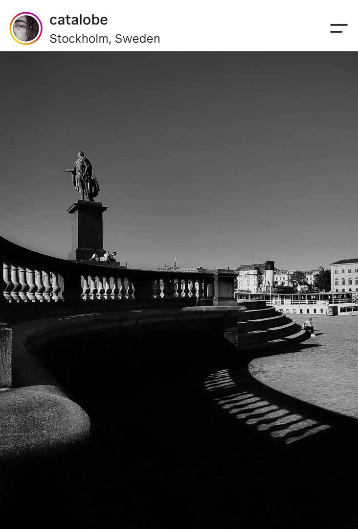 Fotografia em preto e branco de estátua e balaustrada em Estocolmo, feita com celular por aluna do curso
