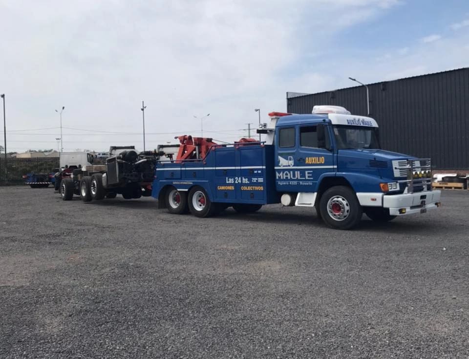 Foto camion de servicios Maule llevando equipamiento