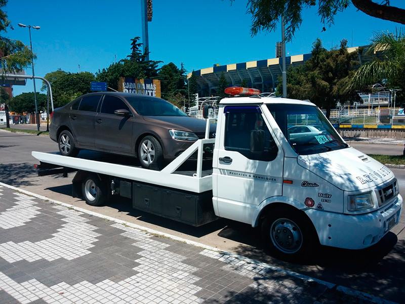 Foto Camión de servicios Maule Remolcando utilitario.