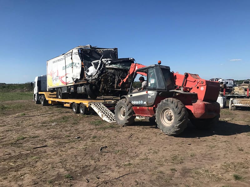 Foto Camión de servicios Maule Remolcando utilitario.