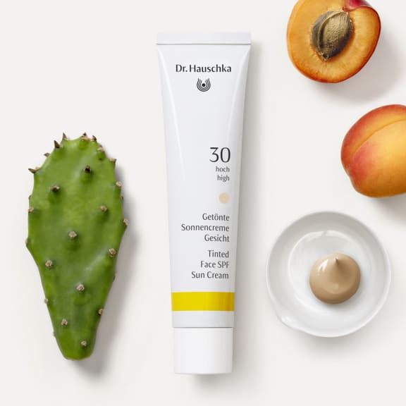 Dr. Hauschka Natural Skincare -sarjan Tinted Face SPF 30, aprikoosinvärinen tuubi