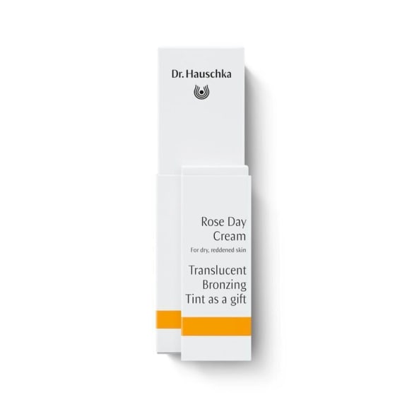 Dr. Hauschka Rose -päivävoide, jossa on läpikuultava rusketusväri, pakkauksen mukana