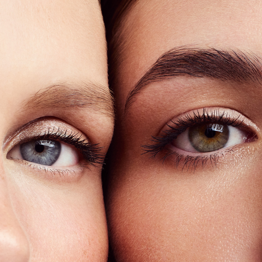 Long Lasting Mascara model - Smudge-proof mascara