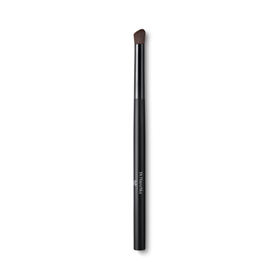 Dr. Hauschka Eye Definer Brush: En kort, skrå sminkebørste Dr. Hauschka øyedefinisjonspensel