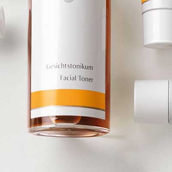 Dr. Hauschka Natural Skincare -sarjan Gesichtswäsche-puhdistusvoide (putkipakkaus) sekä kasvojen toneri