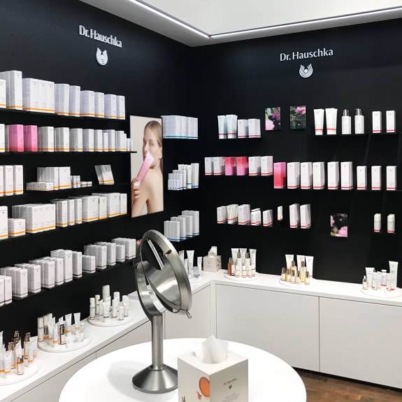 Dr. Hauschka Natural Skincare-utstillingsstativ med produkter i esker og speil