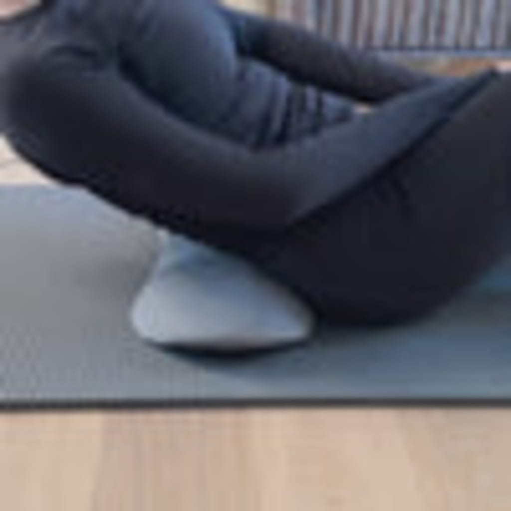 Person lying with knees up, device under the lower back