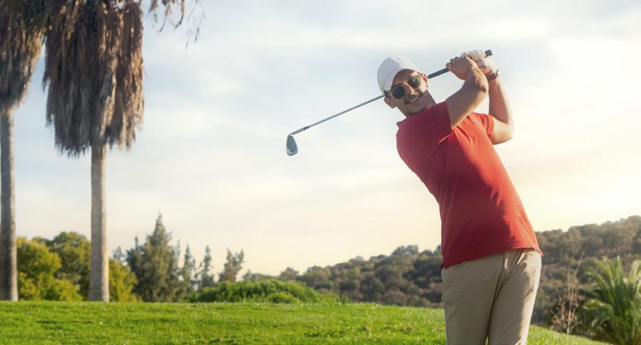 Persona meditando en el golf