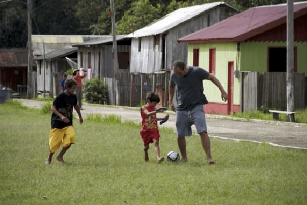 Jacare-Tinga的7天Anajau巡航第六天,踢足球。