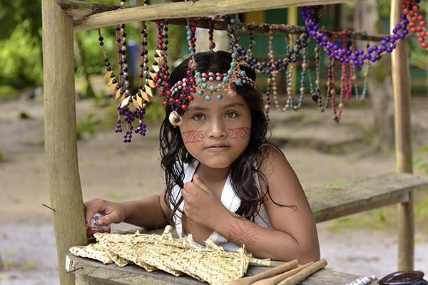 Jacaré-Tinga's 8-Day Cruise Day Four - Natives with arts and crafts.