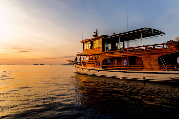 La Unua's 5-Day Komodo Cruise - Day Five - Boat Side View