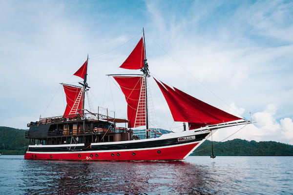 La Galigo's 8-Day Raja Ampat North - Day One - Boat Side View