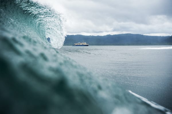 Kudanil Explorer的冲浪巴布亚八天6 -冲浪旅行