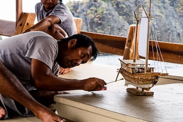 Nataraja's 9-Day Raja Ampat - Day 5 - Crew Carving Talent