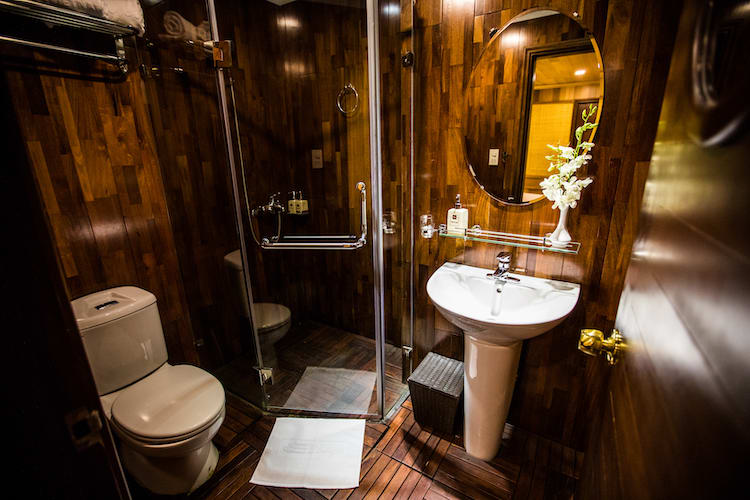 Bhaya Premium's Standard Suite - Bathroom