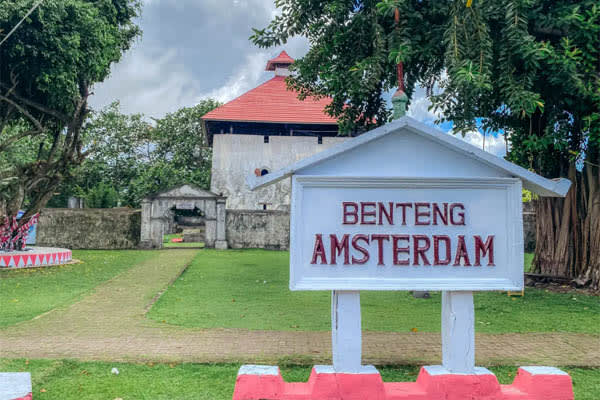 Katharina - Spice Islands to the whale Sharks: Ambon-Kaimana - Day 1