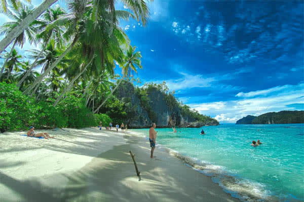 Katharina - Spice Islands to the whale Sharks: Ambon-Kaimana - Day 5