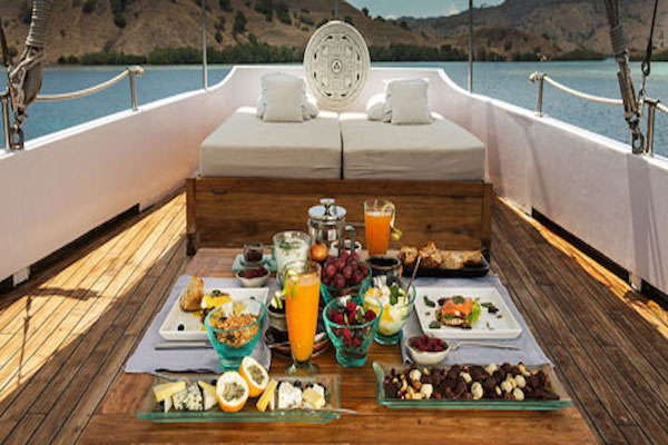 Alexa's 11-Day Maumere to Ambon via Alor & The Banda Islands - Day Eleven - Sumptuous Lunch