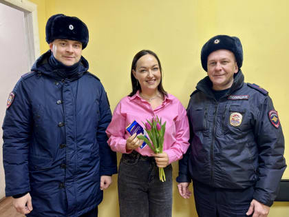 В Чусовом участковые уполномоченные полиции в рамках акции «8 марта — в каждый дом!» поздравили девушек и женщин с наступающим Международным женским днем