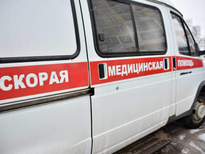 В Пермском крае мужчина получил травмы от упавшей на него глыбы льда с крыши здания