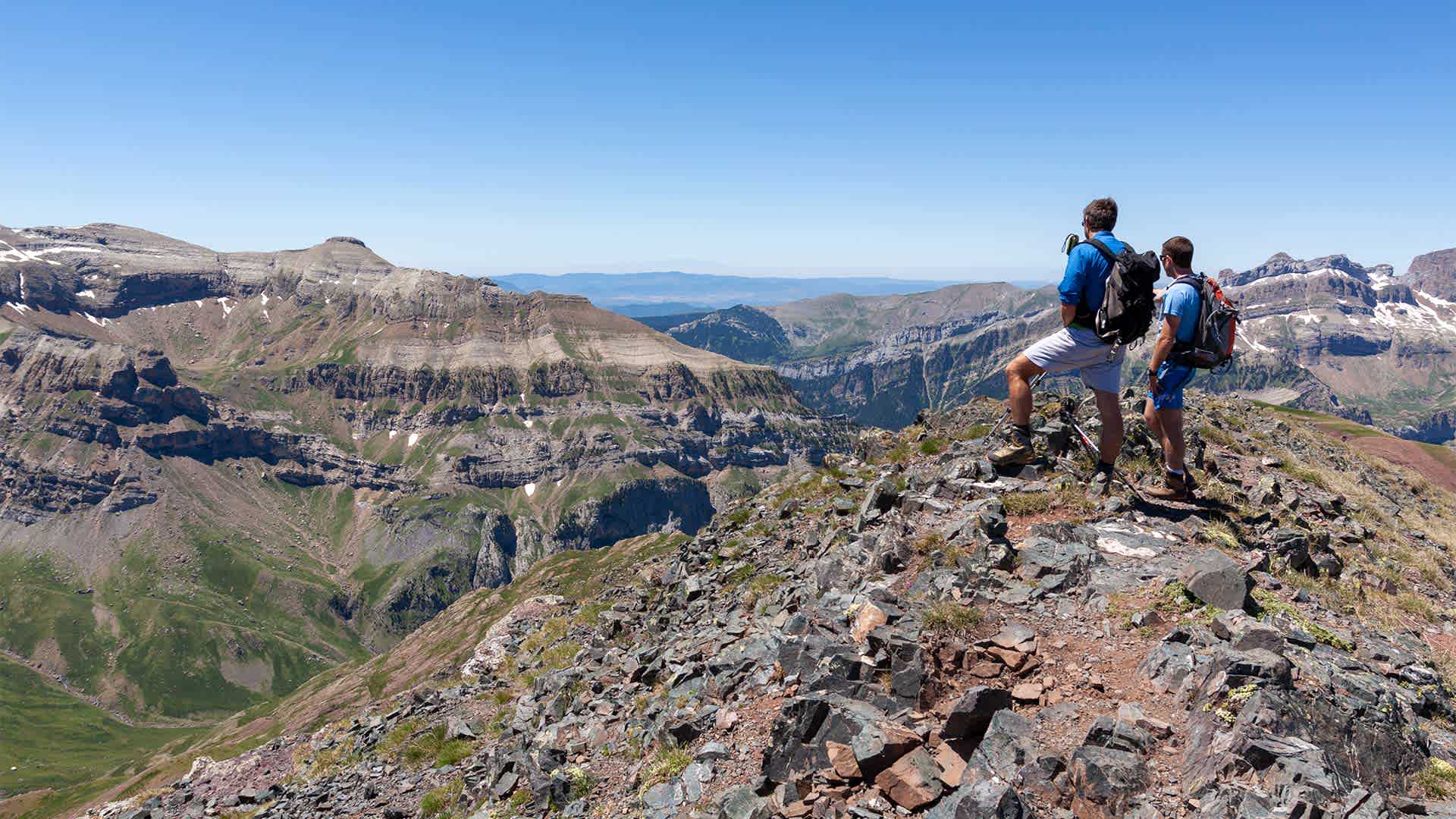 ¿Qué material de montaña necesitas para una excursión de día?