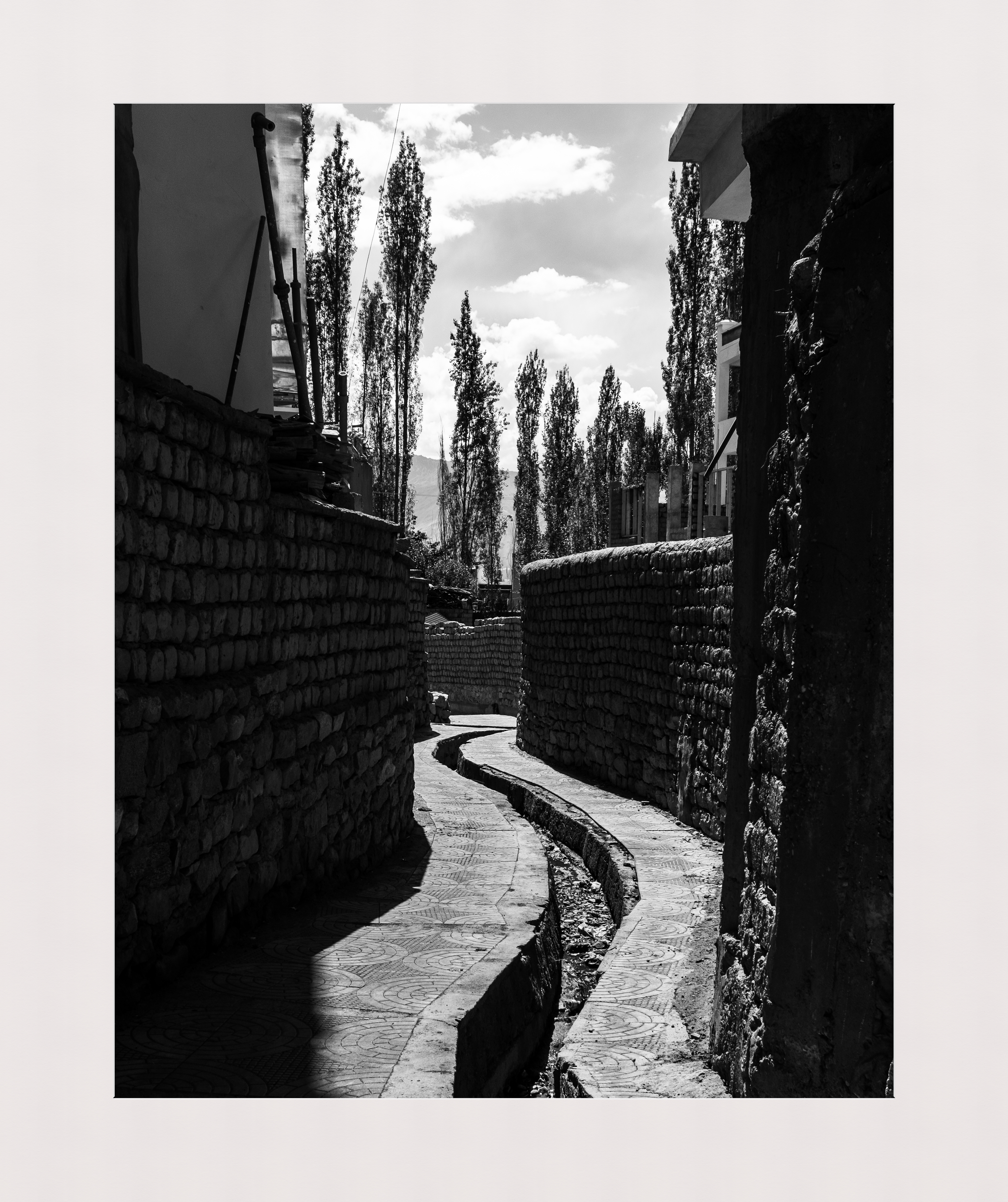 Narrow shortcut pathways of Leh