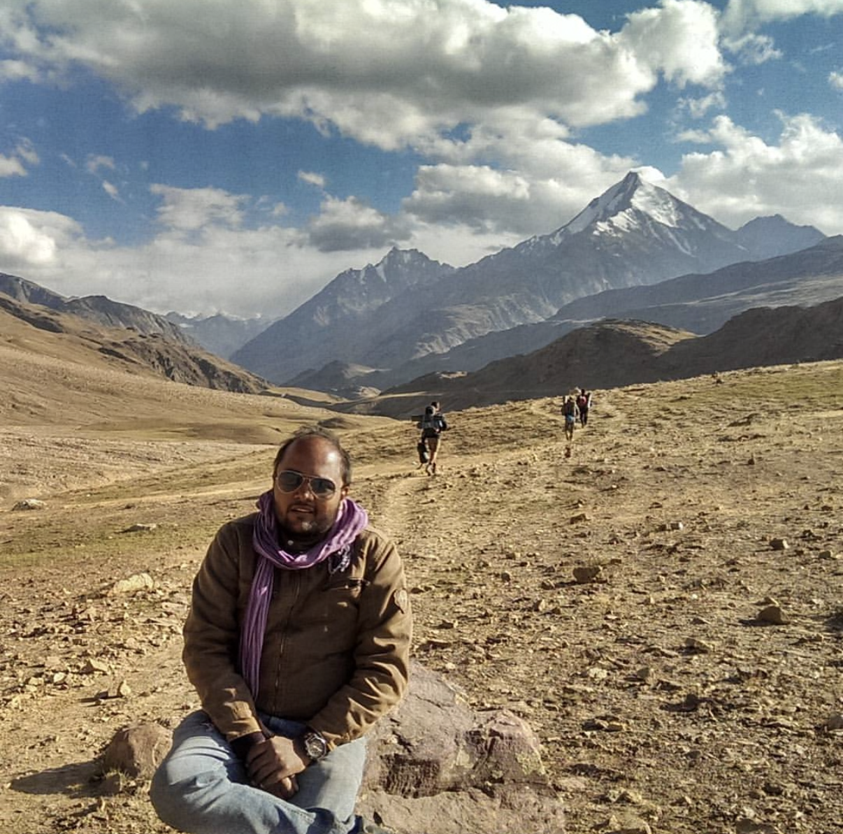 Taking a break on the walk to Chandratal Lake