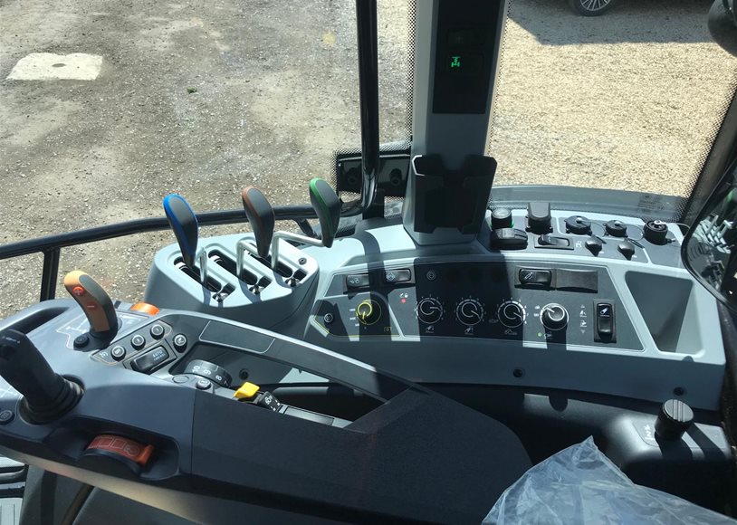 Valtra G135A Tractor - Image 6