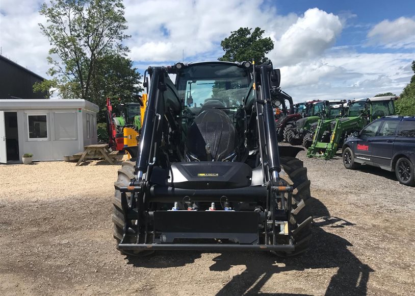 Valtra G135A Tractor - Image 3