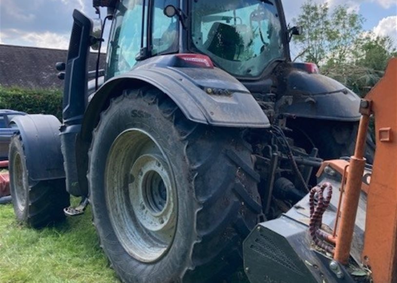 Valtra T235V Tractor - Image 6