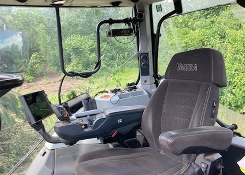 Valtra T235V Tractor - Image 10