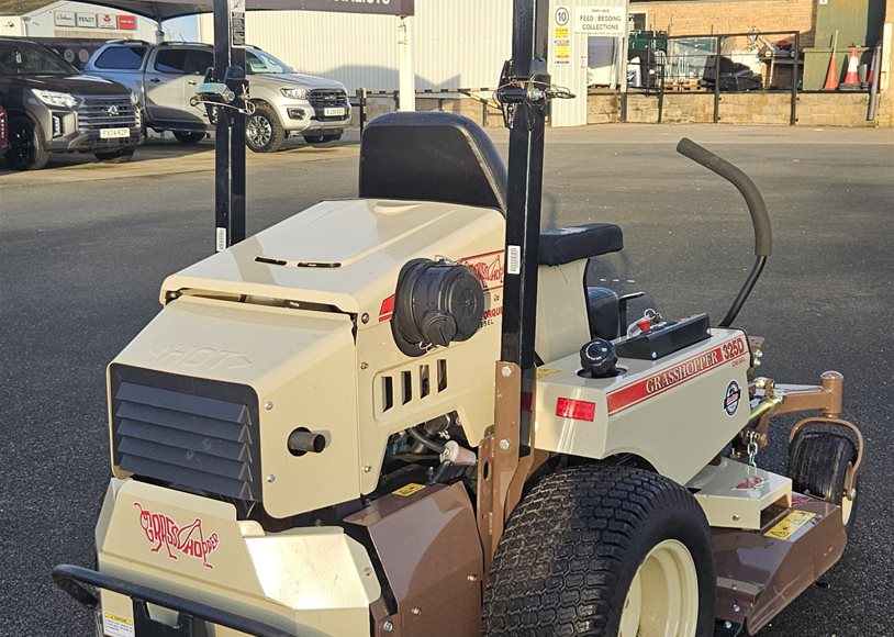 Grasshopper 325D-52 Ride On Mower - Image 5